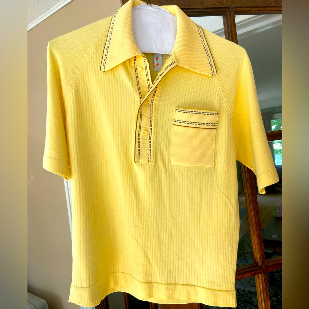 Vintage knit shirt in yellow- excellent condition- Size L